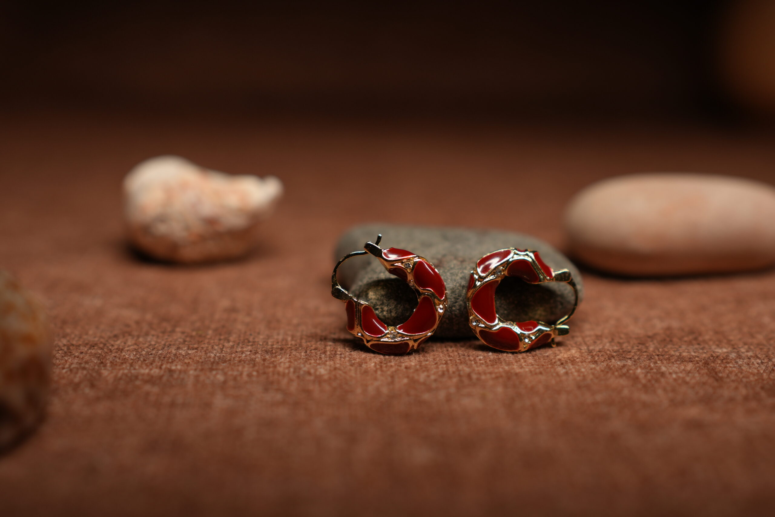 Deep Red Enamel Gold-Tone Scallop Hoop Earrings - Image 4