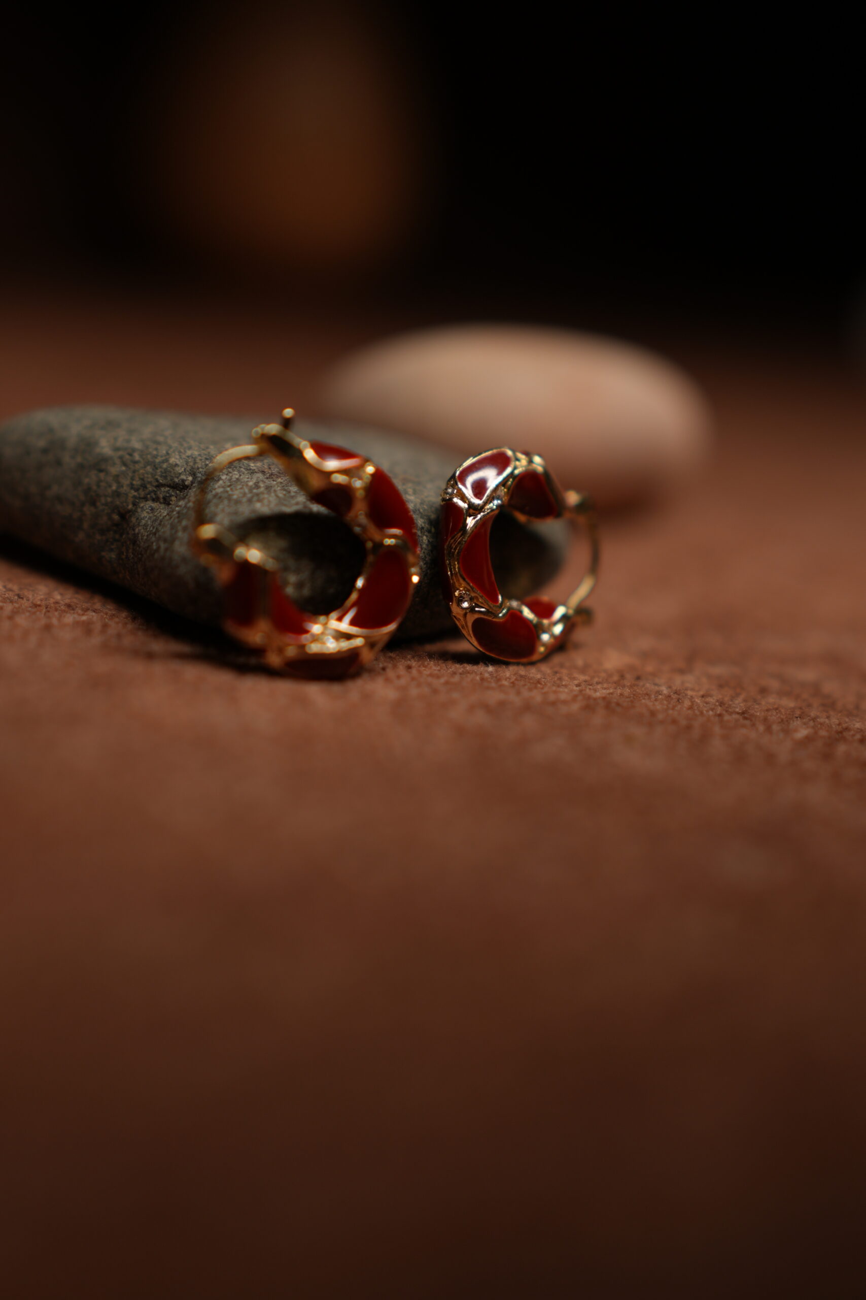 Deep Red Enamel Gold-Tone Scallop Hoop Earrings - Image 3