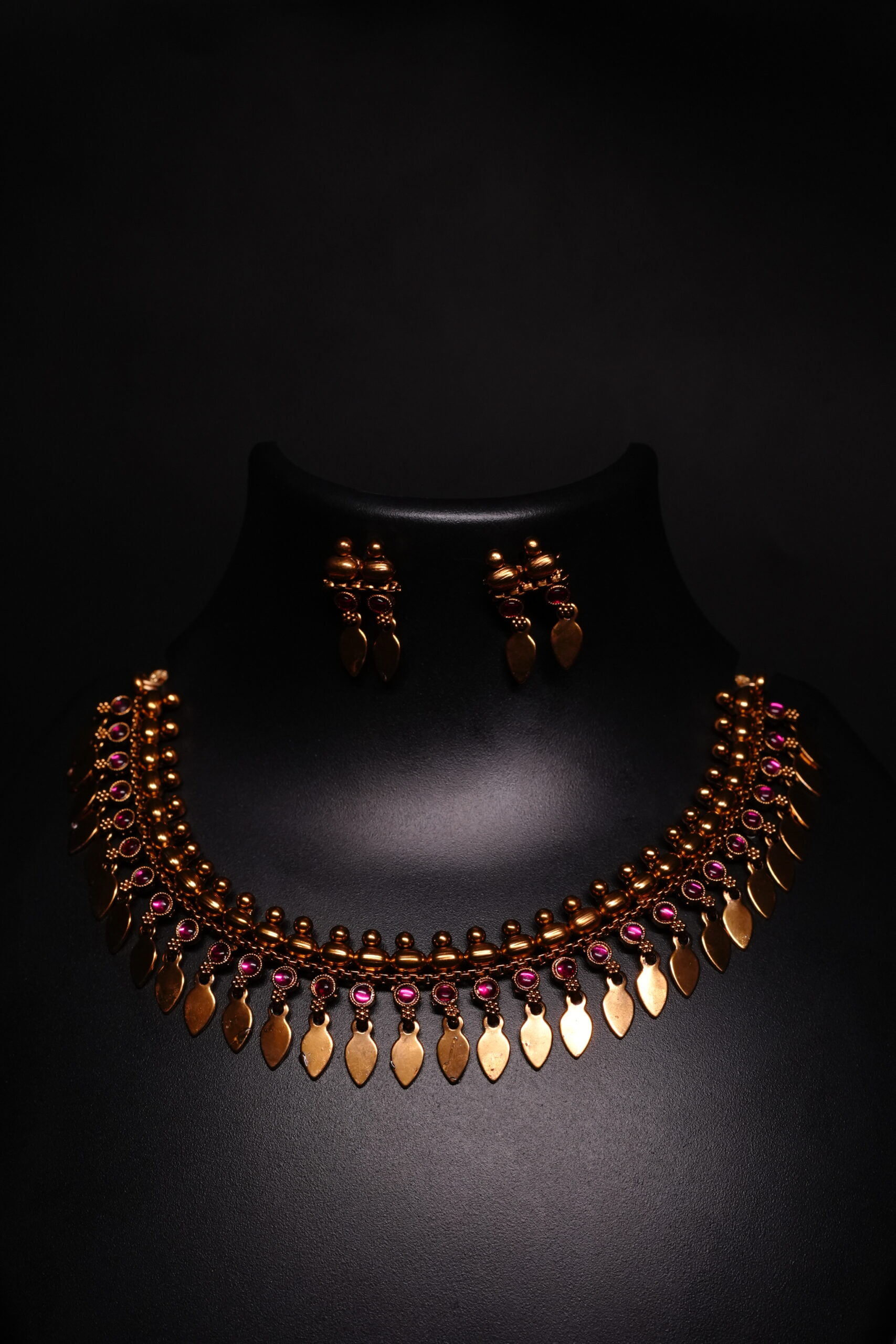 Traditional Ellakathali-style antique gold necklace