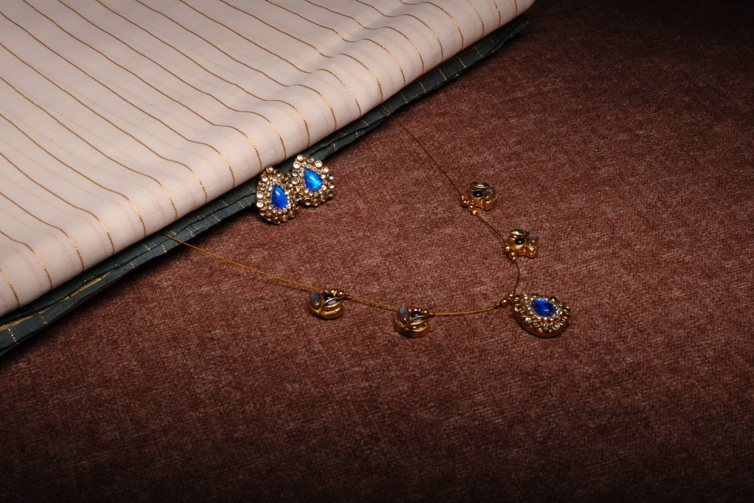 Kundan Invisible Necklace Set with Earrings - Image 6