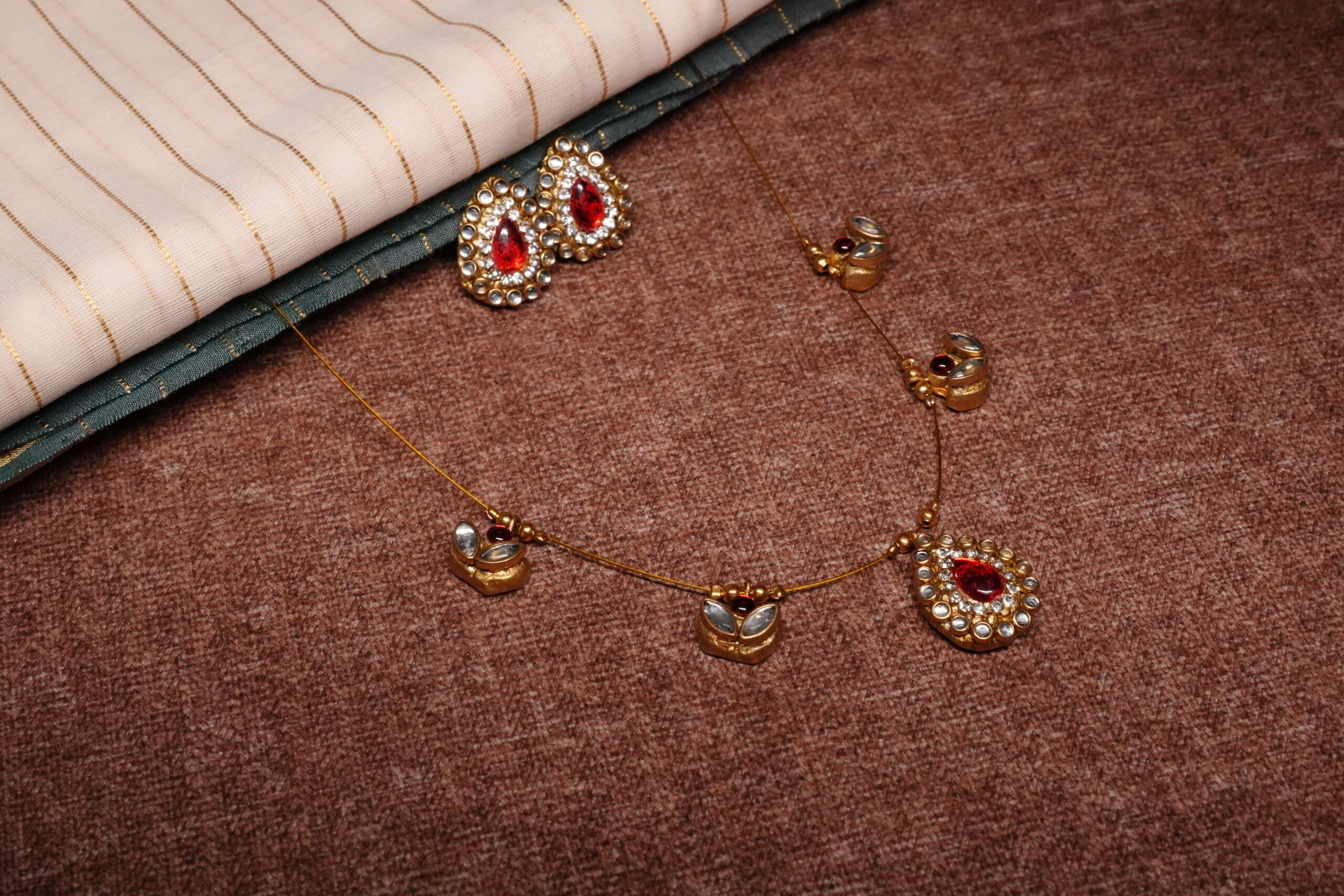Kundan Invisible Necklace Set with Earrings - Image 7